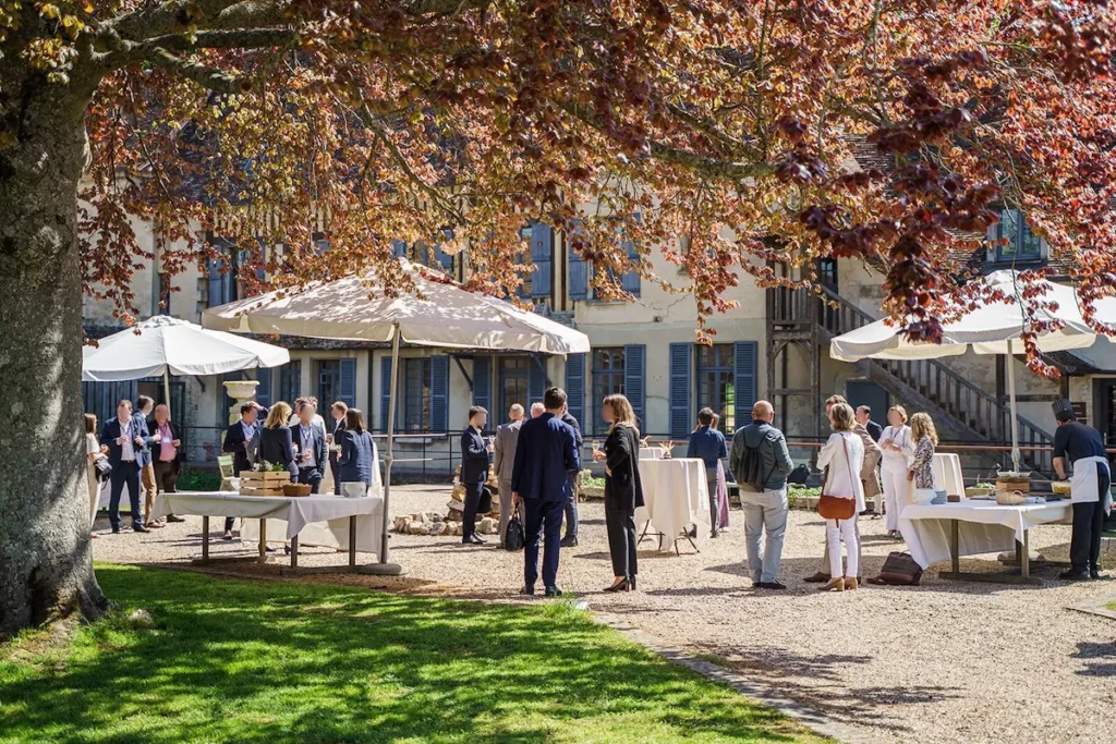 Participants en pause café sur une terrasse ensoleillée