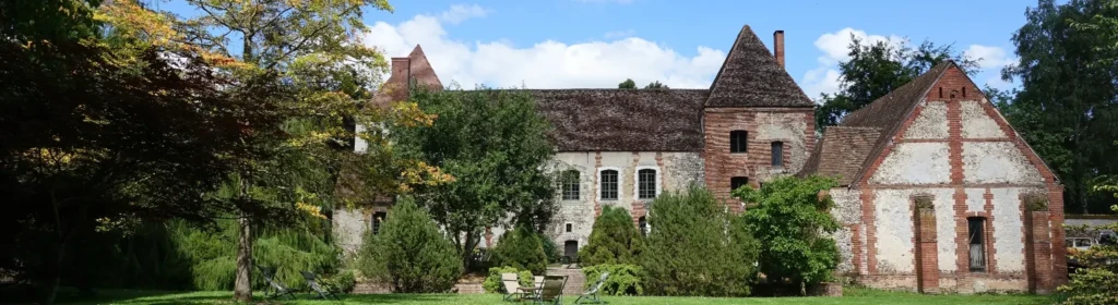 Vue d'ensemble du Manoir des Brumes et ses jardins